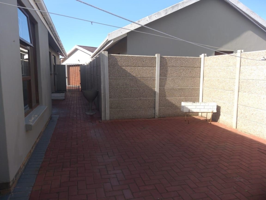 To Let 3 Bedroom Property for Rent in Heiderand Western Cape